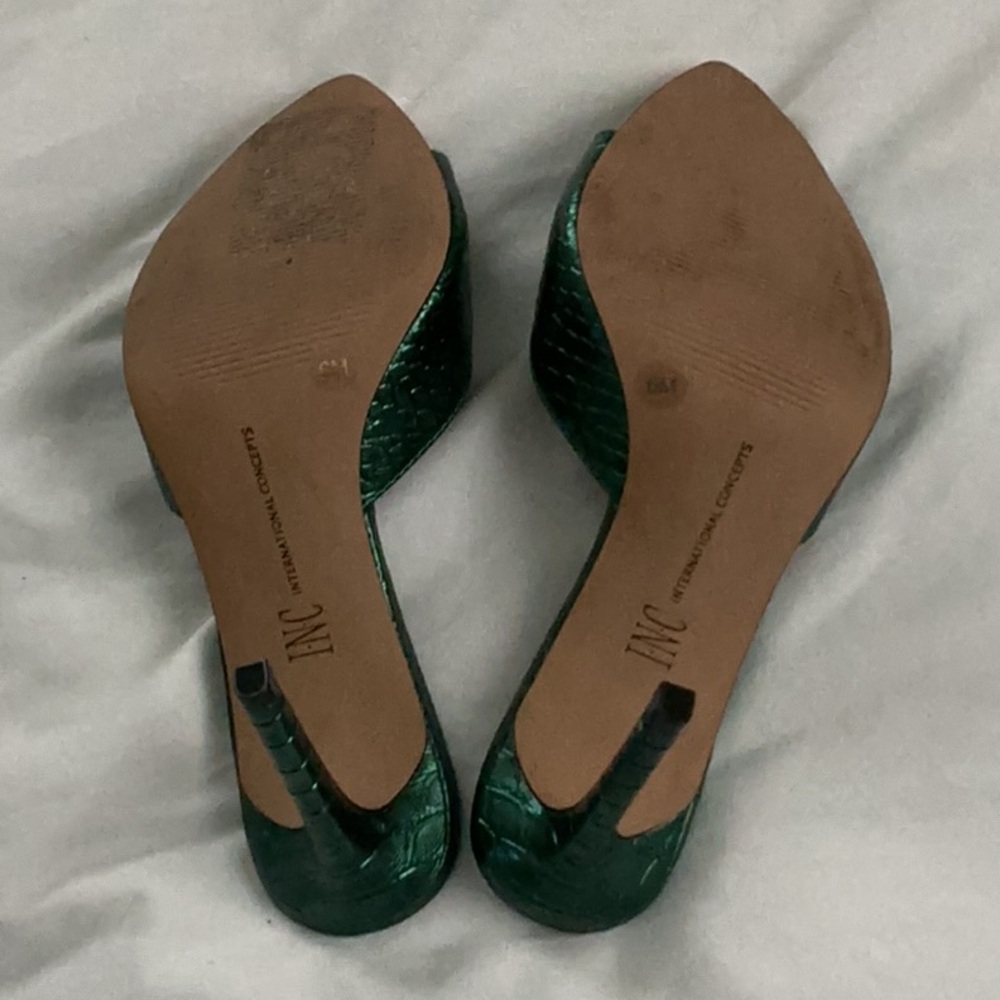 INC International Concepts Green Heels with Gold Tips - Picture 4 of 5